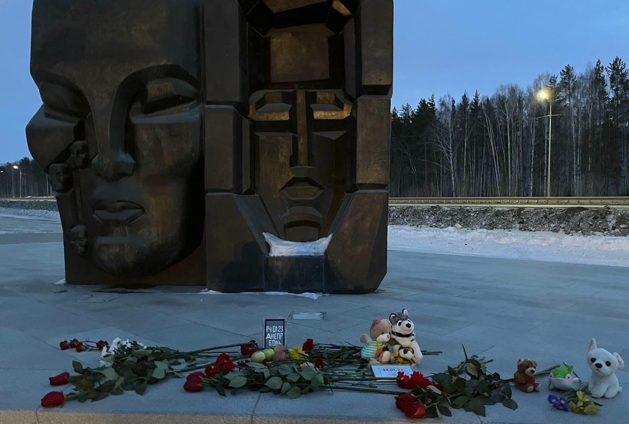 Blommor vid statyn till minne av repressionens offer i Jekaterinburg.
