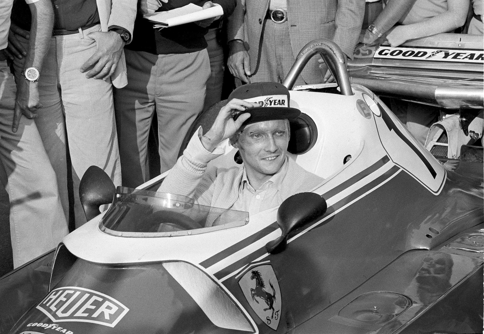 Niki Lauda var snabbt tillbaka bakom ratten i sin Ferrari efter en våldsam krasch i Tyskland i augusti 1976. Här är han månaden efter på Florano. Arkivbild.
