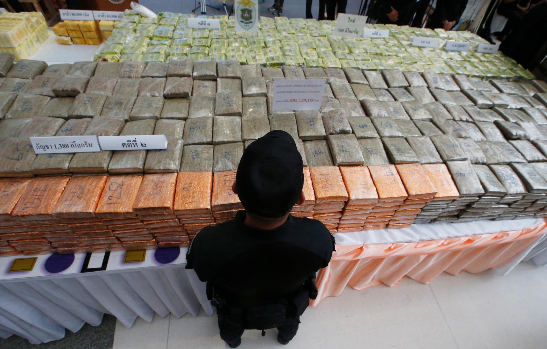 Polis i Bangkok visar i april upp droger som beslagtagits. Arkivbild.
