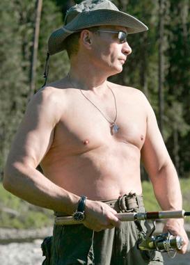 Halvnaken Putin på fisketur i augusti förra året.