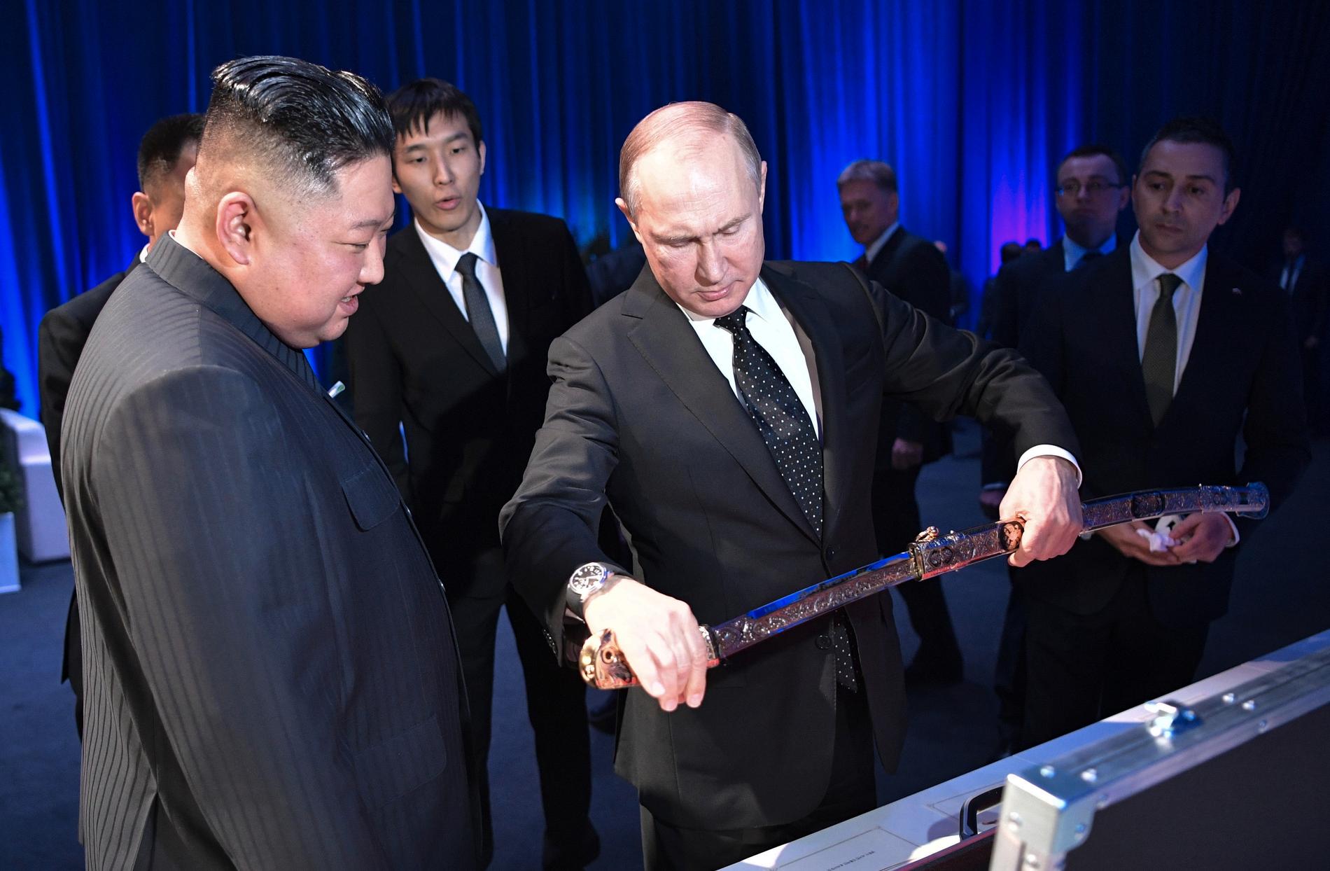 Vladimir Putin överräcker en rysk sabel till Nordkoreas Kim Jong-Un.