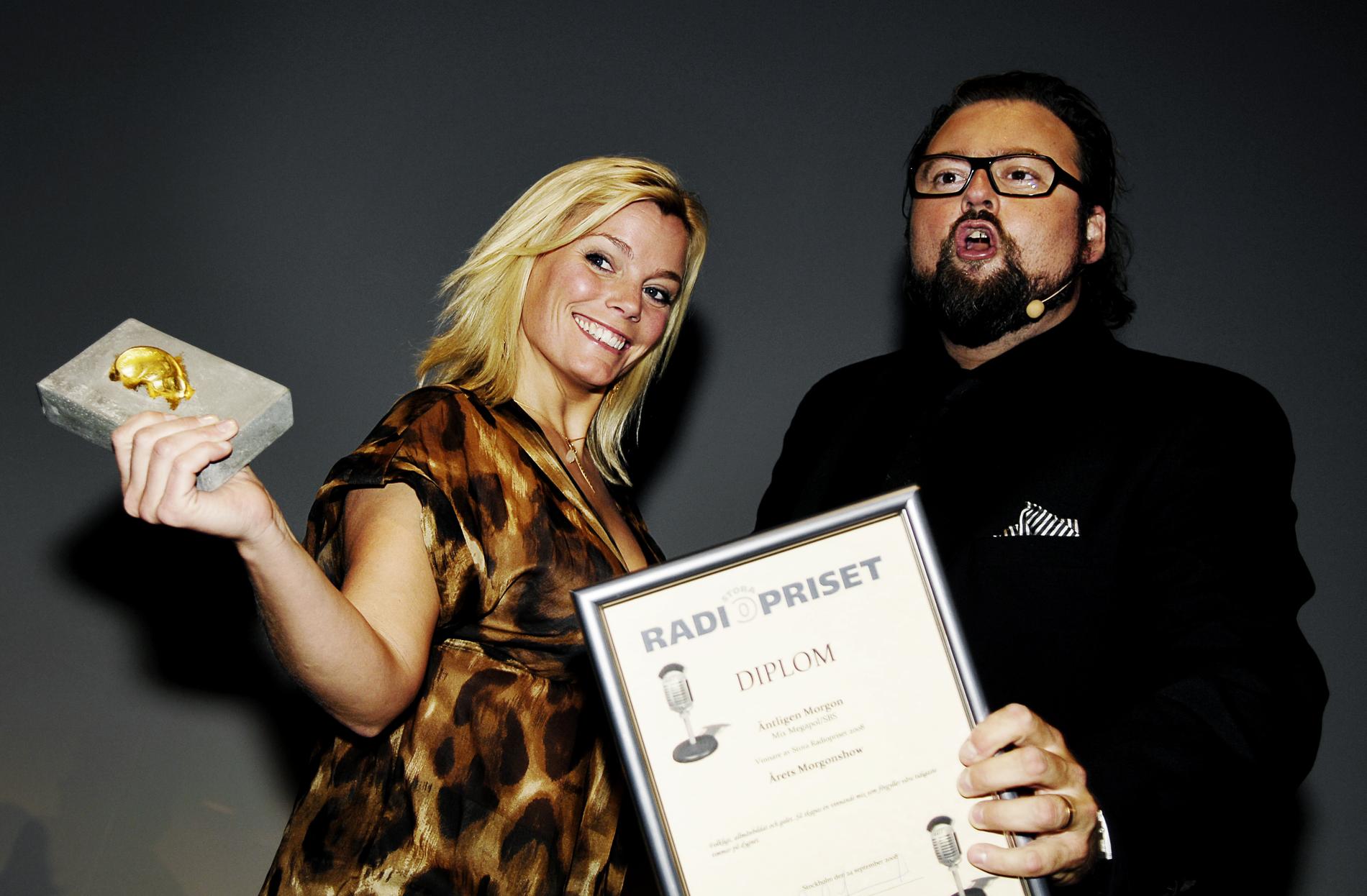 Gry Forssell och Adam Alsing vann pris för sitt program ”Äntligen morgon” på Radiogalan 2008.