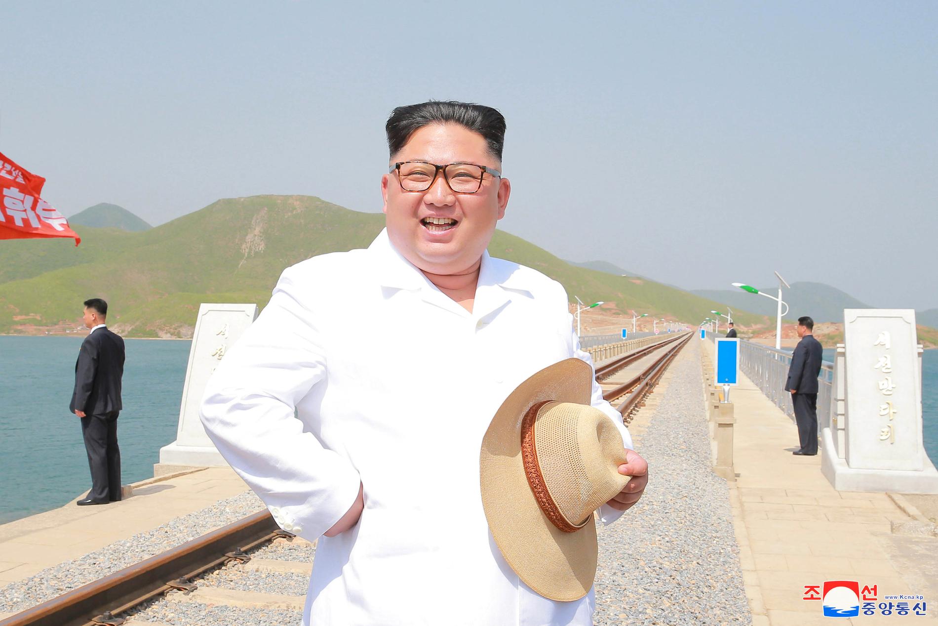 Nordkoreas ledare inspekterar en ny järnväg i ett odaterat foto från statlig Nordkoreansk media. 