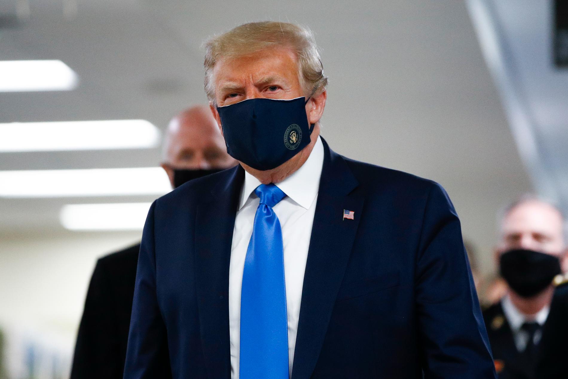 President Donald Trump tycks ha svängt i maskfrågan, vilket av bedömare uppfattas som ett spel för gallerierna. På bilden besöker han ett sjukhus i delstaten Maryland den 11 juli.