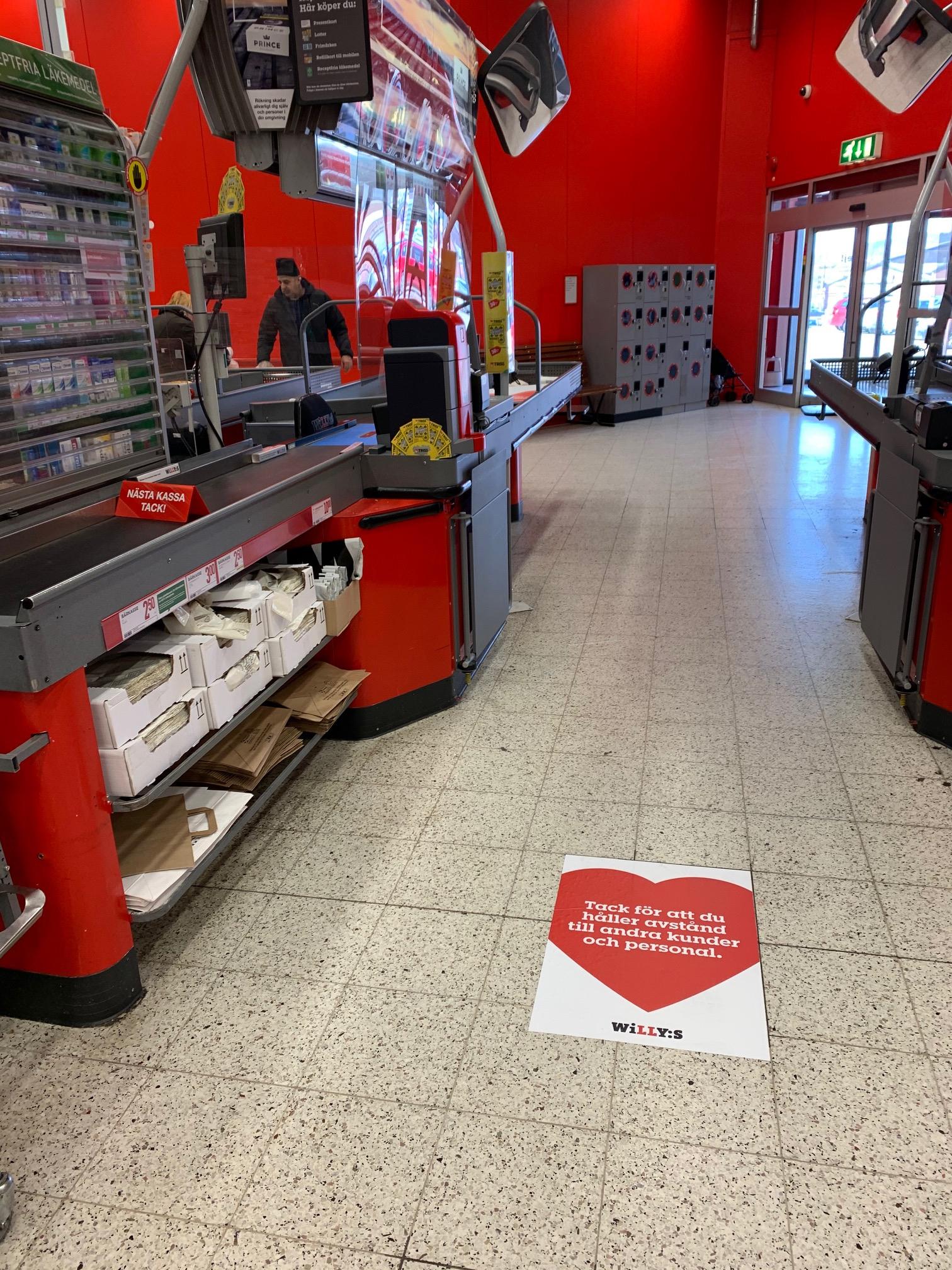 På golvet finns klisterlappar som uppmanar kunderna att hålla avstånd.