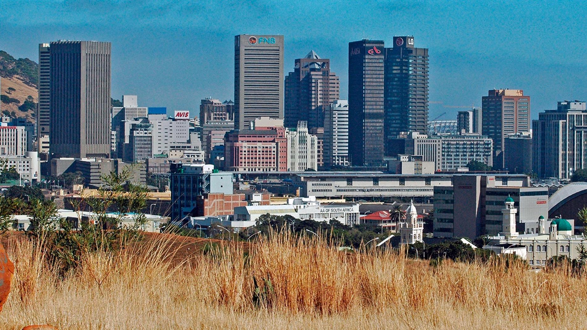 I District Six bodde en gång 60 000 människor – både svarta och vita. Apartheidregimen rev området. Än i dag finns här mest igenvuxna gräsytor.