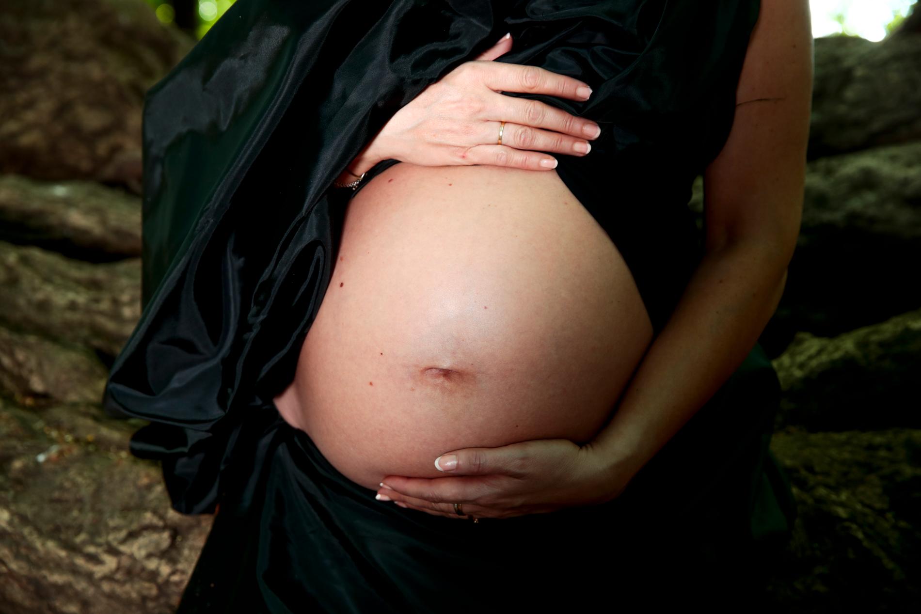 Att vänta med igångsättandet av en förlossning till och med vecka 42 ökar risken för att barnet dör, jämfört med om förlossningen sätts igång redan efter 41 veckor, visar ny forskning.