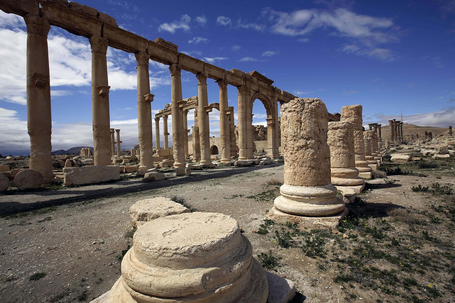 Terrorsekten, som redan har förstört nästan 300 kulturarv i Syrien, är nu bara kilometer från ruinerna, skriver nyhetsbyrån AP.