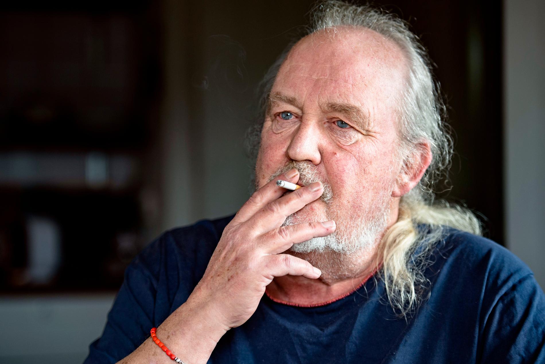 Per ”Plura” Jonsson röker fyra paket cigaretter om dagen.
