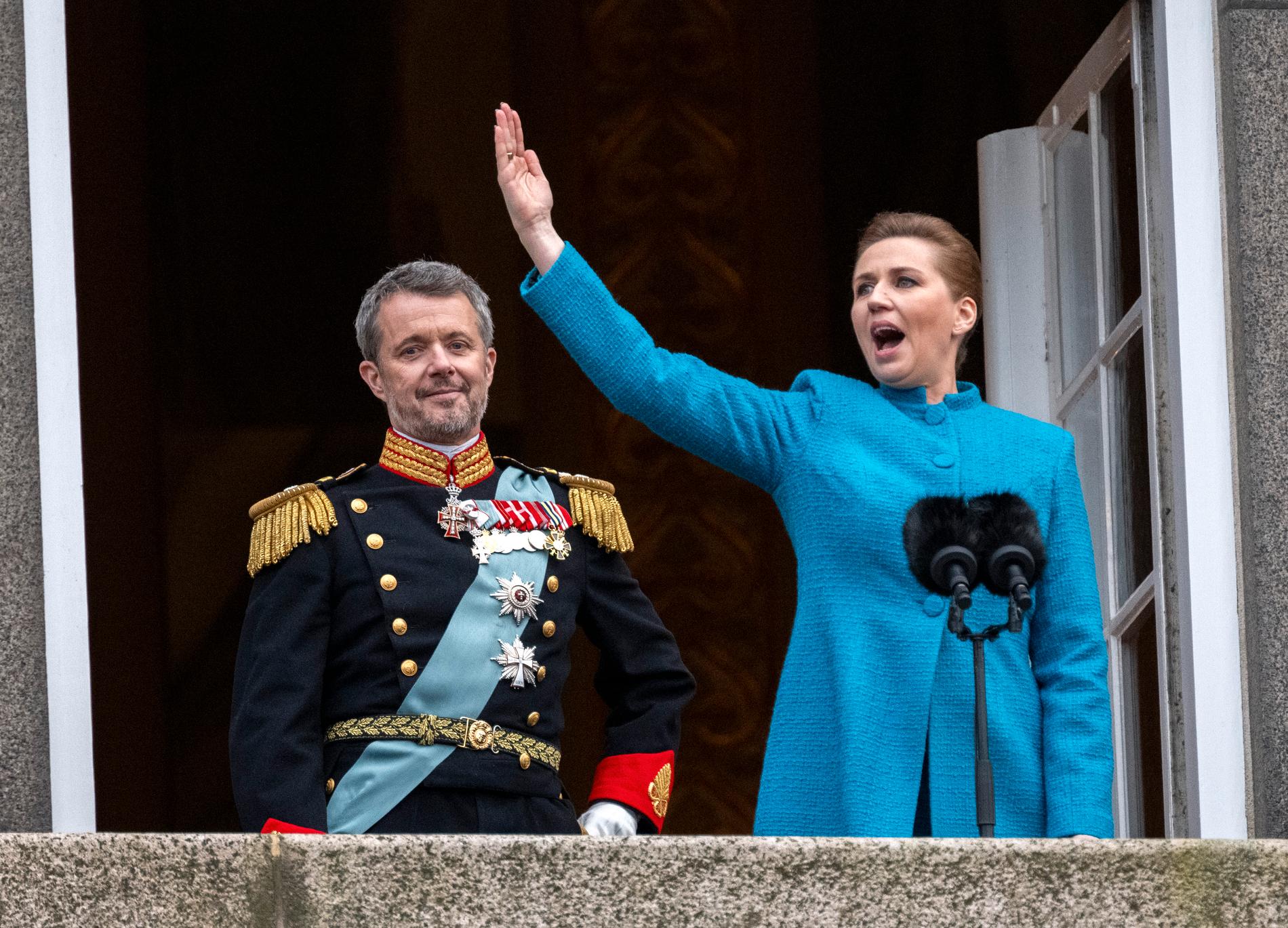 Statsminister Mette Frederiksen proklamerar kung Frederik X:s tillträde från balkongen på Christiansborg.