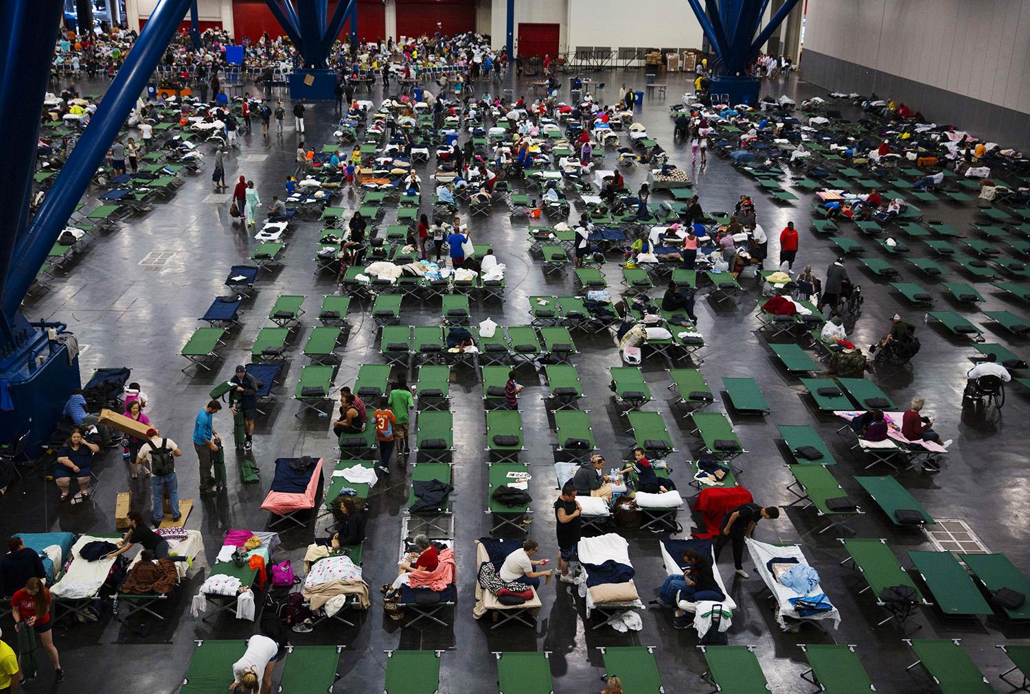 Tusentals människor har sökt skydd i George R. Brown Convention Center.