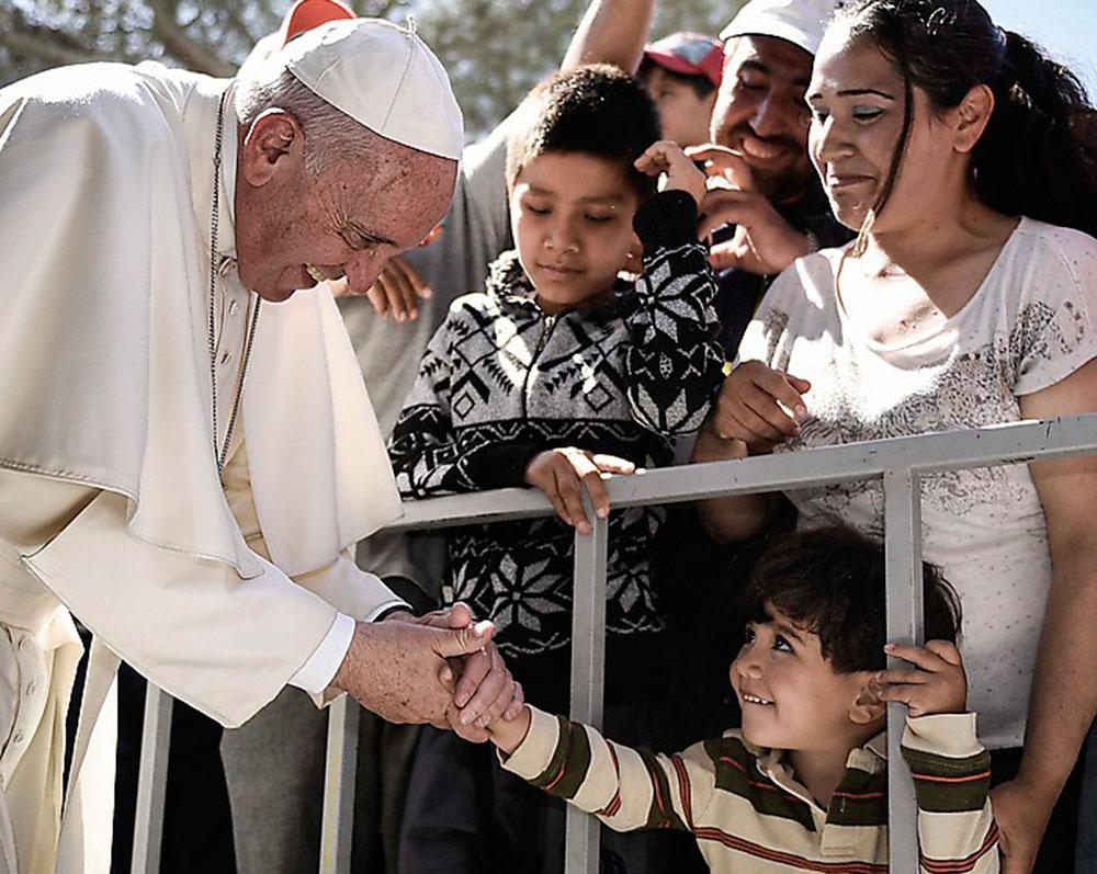 ÄKTA MEDMÄNNISKA När påven besökte Lesbos i februari hade Europa just vänt flyktingarna ryggen.