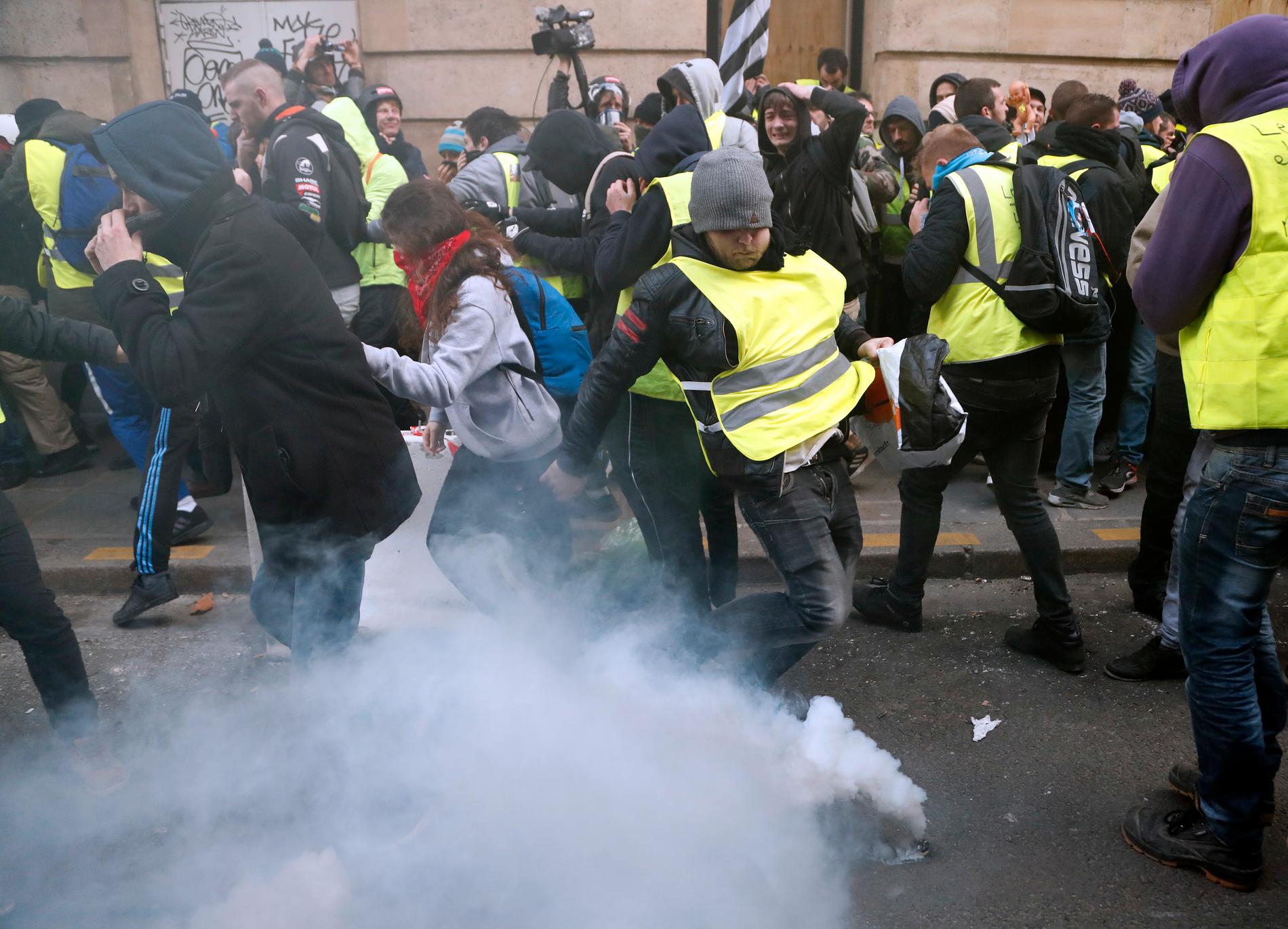 Polisen använder tårgas mot demonstranter i Paris.