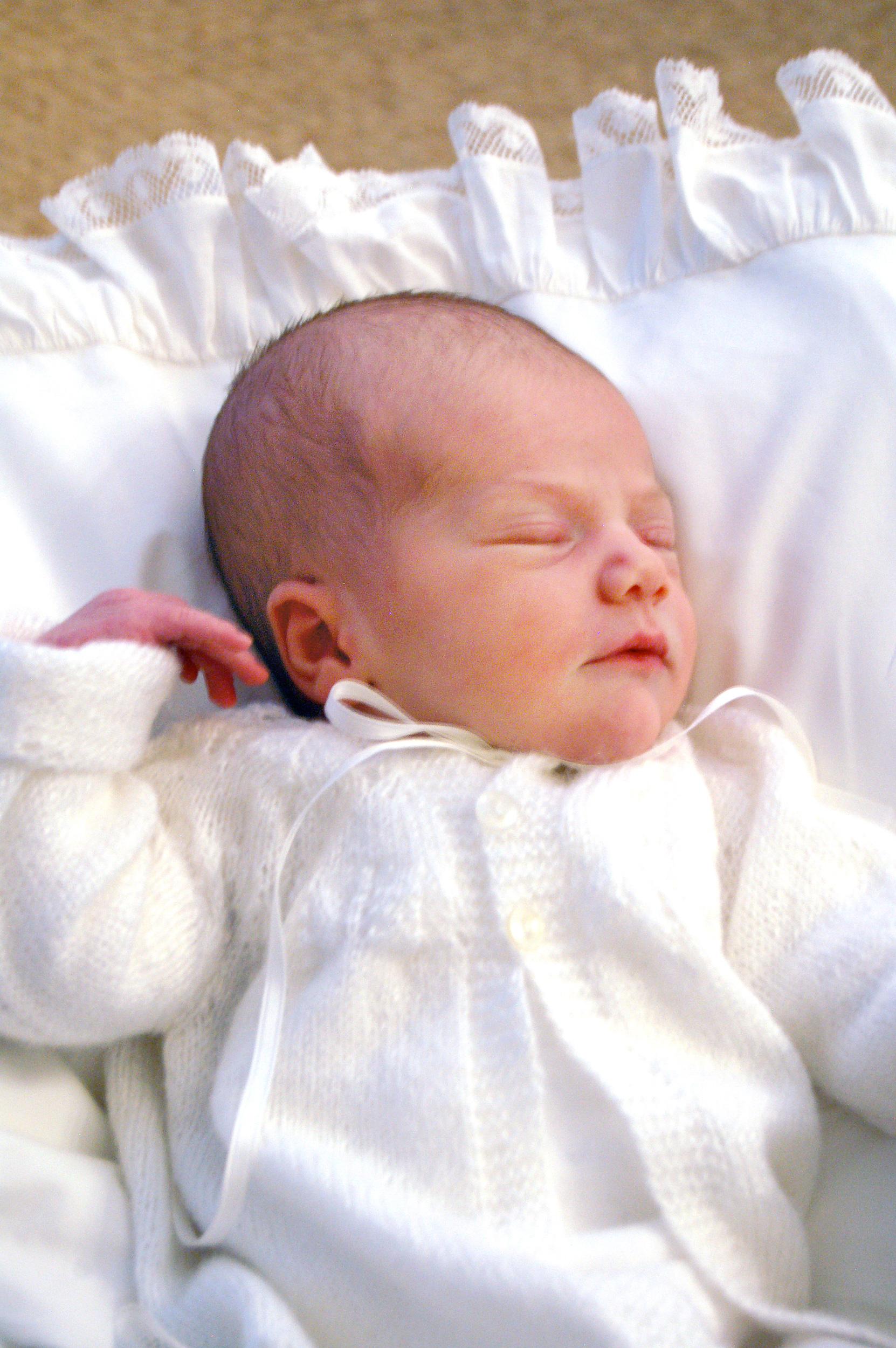 2012 En av de första officiella bilderna på prinsessan Estelle som föddes 23/2 2012.