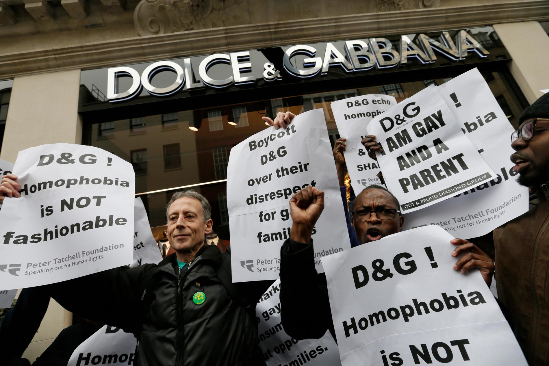 Protester 2015 efter Dolce & Gabbanas uttalanden om homoadoptioner.