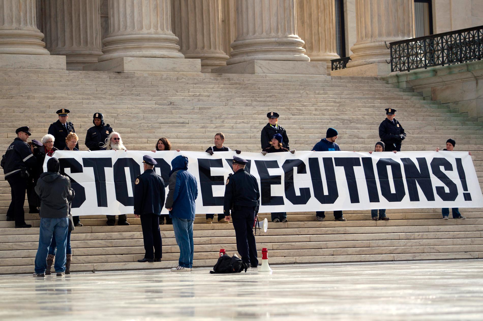 Demonstrationer mot dödsstraff utanför USA:s högsta domstol i Washington DC. Arkivbild.