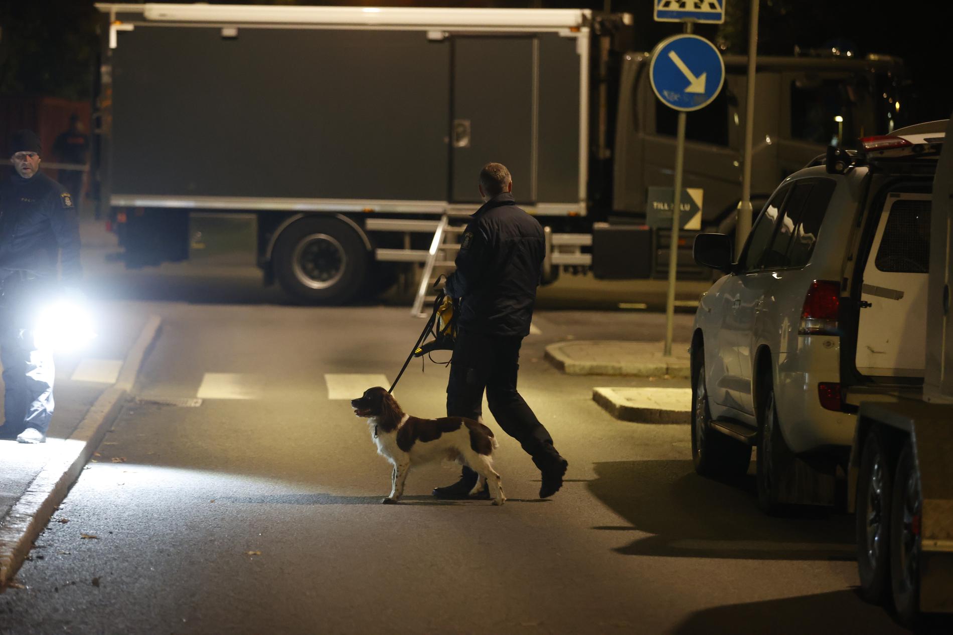 Polis med spårhund på plats