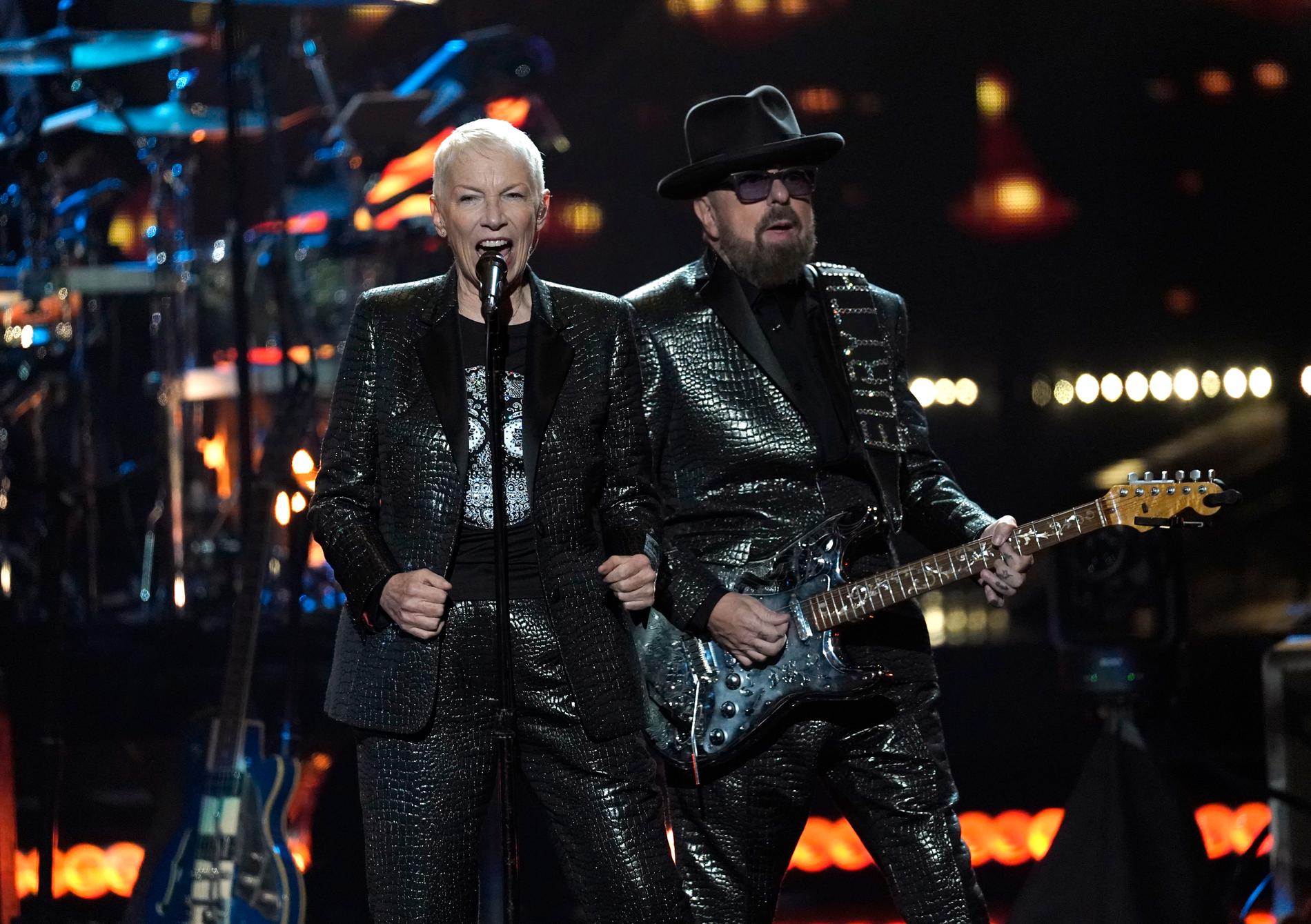 Annie Lennox och Dave Stewart i Eurythmics gjorde en sällsynt comeback som band när de valdes in i Rock & Roll Hall of Fame i Los Angeles.