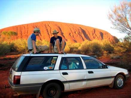 Max och Lasse spanar in Uluru (Ayers Rock) från taket på forden. Den röda klippan ligger mer än 150 mil från närmaste strand mitt i Australiens ödsliga öken. Tar man sig hit kan man ta sig vart som helst!