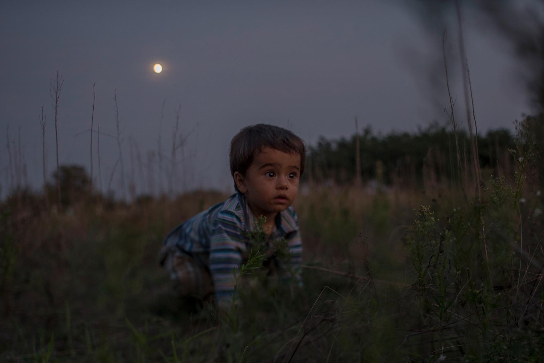 Radwan Shoanas son Muhammed gömmer sig i skenet av månen.