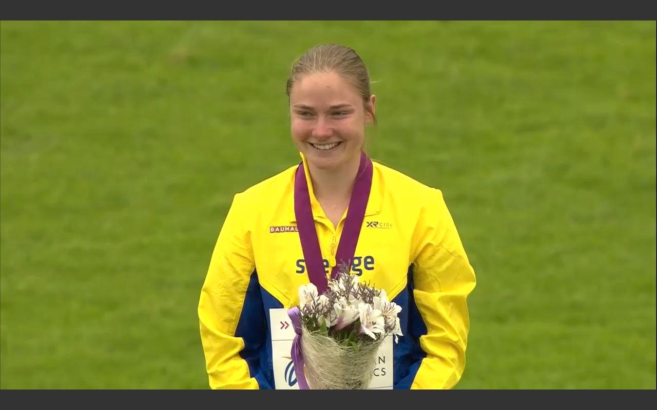 Elise Malmberg tar emot guldmedaljen