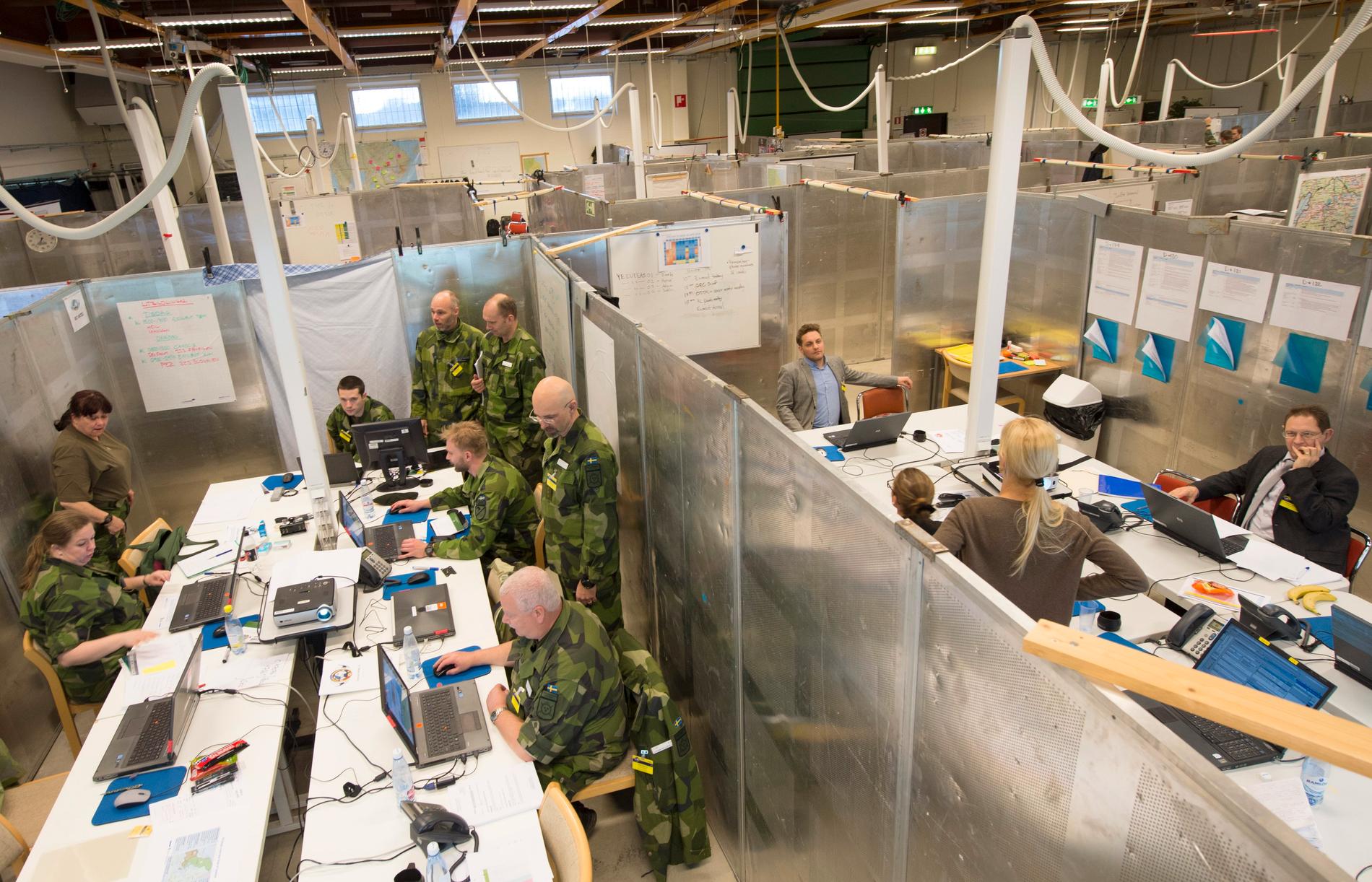 Militär och civila från olika hjälporganisationer jobbar sida vid sida i olika grupper under en tidigare övning. Arkivbild.