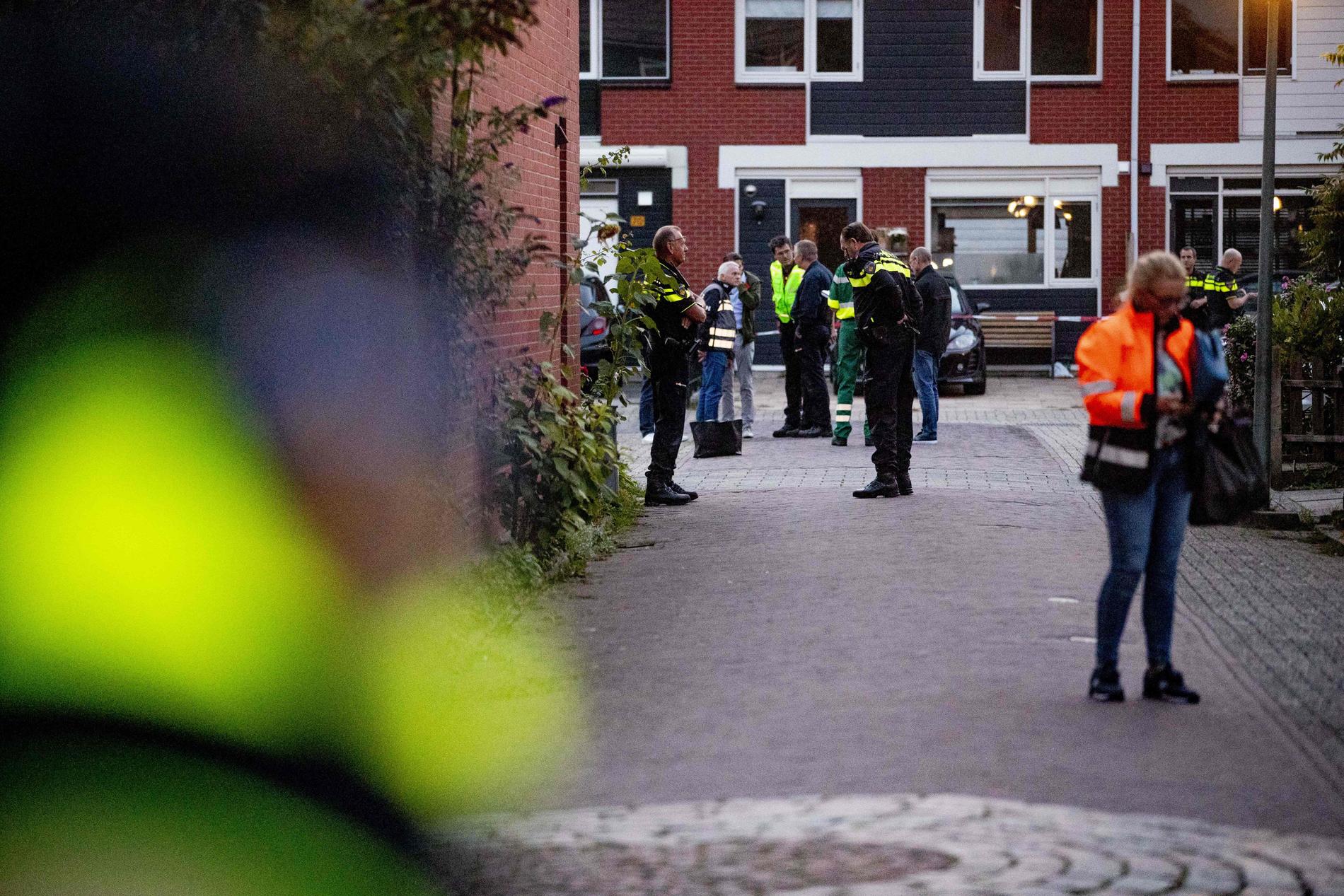 Nederländs polis på plats vid det hus i staden Dordrecht där tre människor sköts till döds tidigt på måndagskvällen.