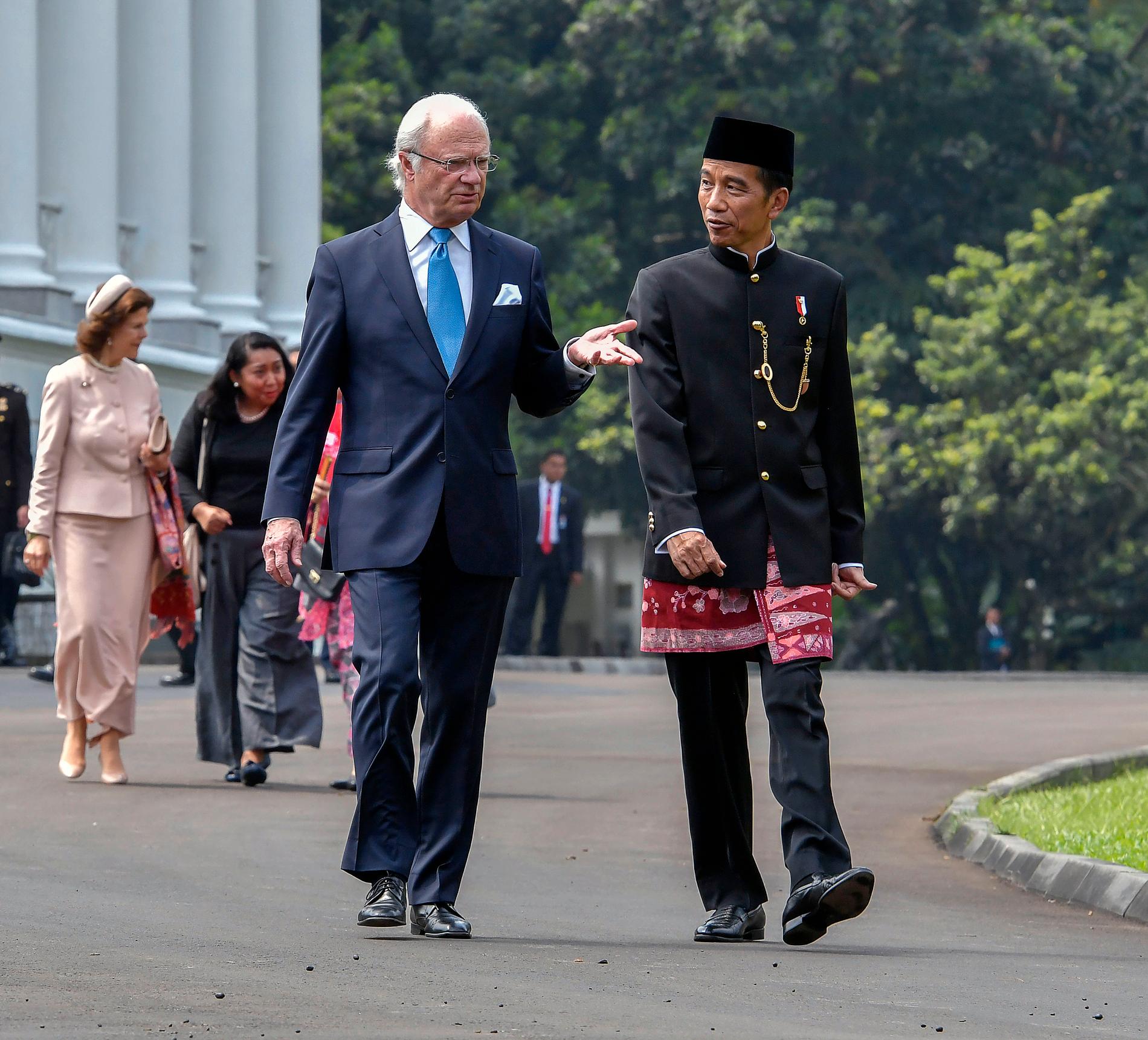 Kung Carl Gustaf inledde tillsammans med drottning Silvia ett tre dagar långt statsbesök i Indonesien på måndagen efter inbjudan från presidenten Joko Widodo som tog emot kungaparet framför presidentpalatset i Bogor tillsammans med sin hustru Irina.