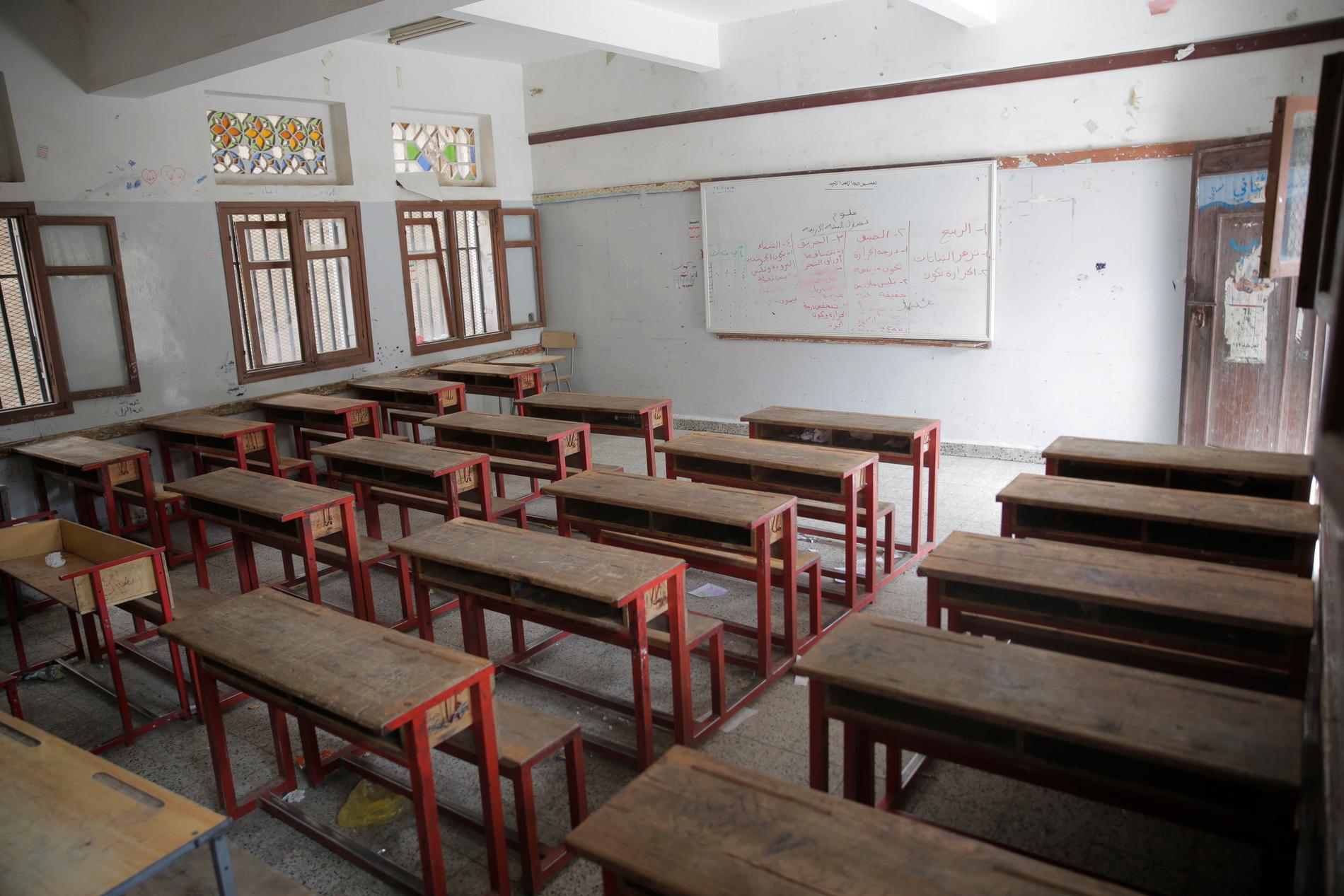 Ett tomt klassrum i Sanaa, sedan skolorna som en preventiv åtgärd stängt för att förhindra spridningen av det nya coronaviruset. Bilden är från den 15 mars.
