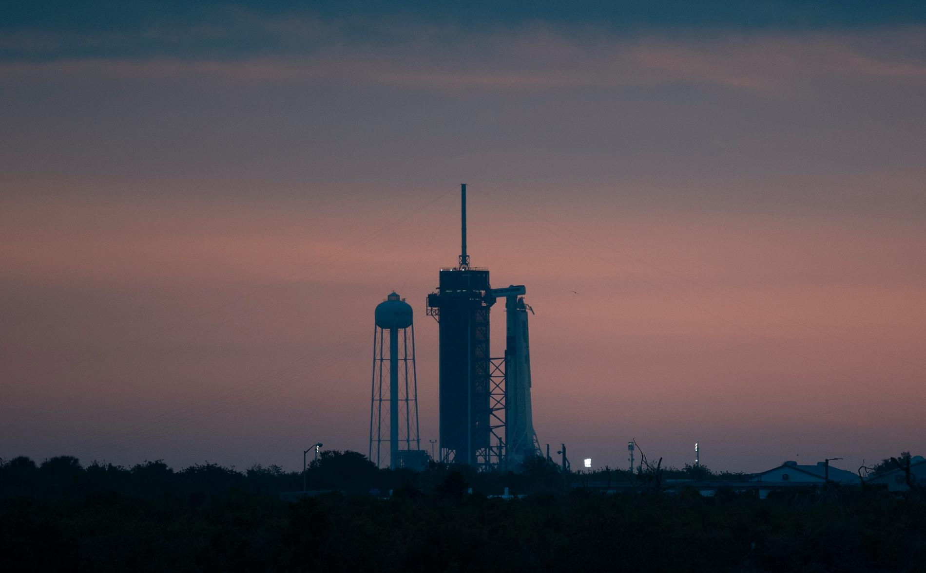 Falcon 9 vid startplattan på Kennedy Space Center i Florida