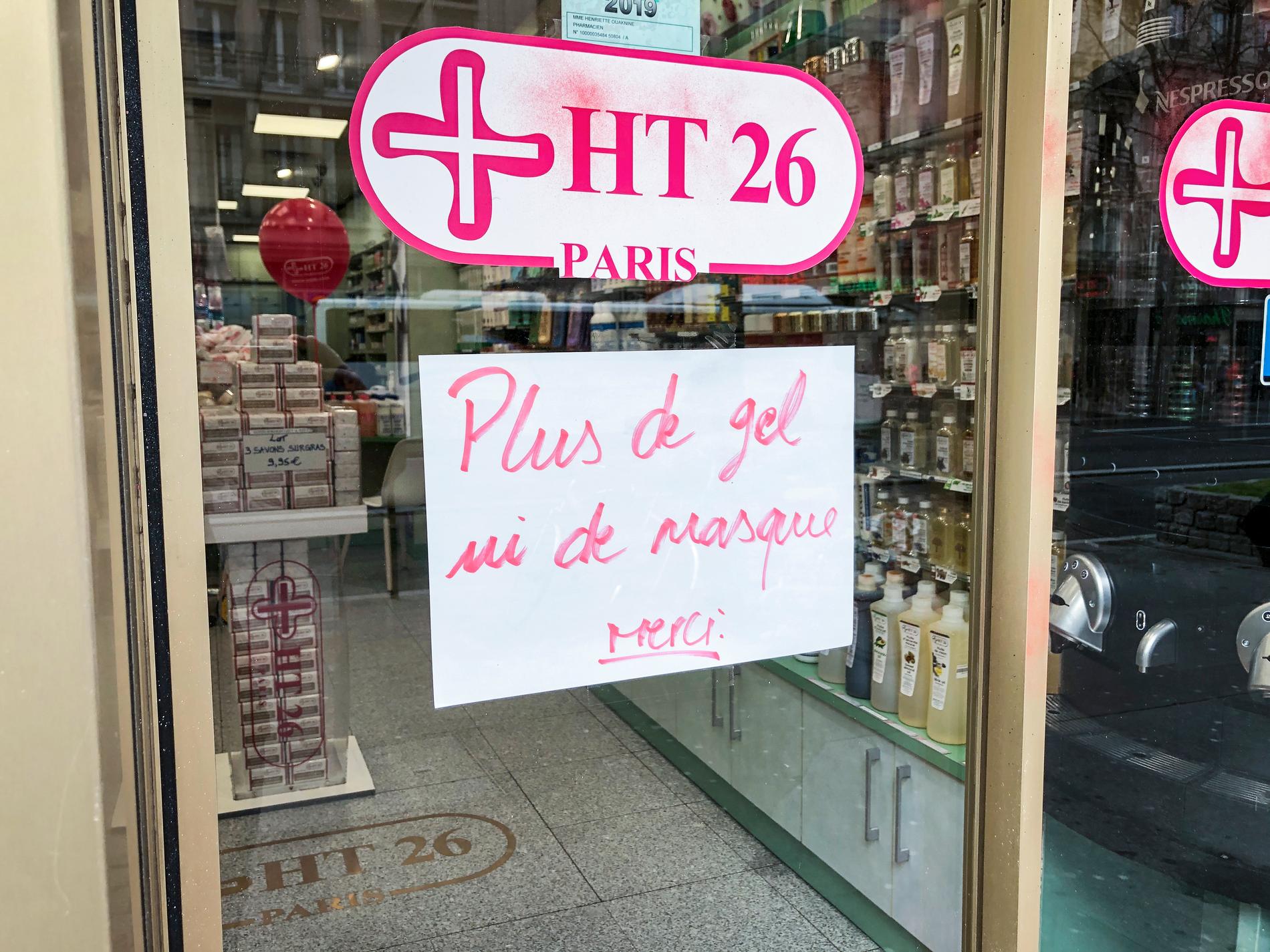 ”Varken handsprit eller masker finns kvar” står det på apoteken även i Paris, där coronaoron fått butikernas lager att snabbt tömmas.