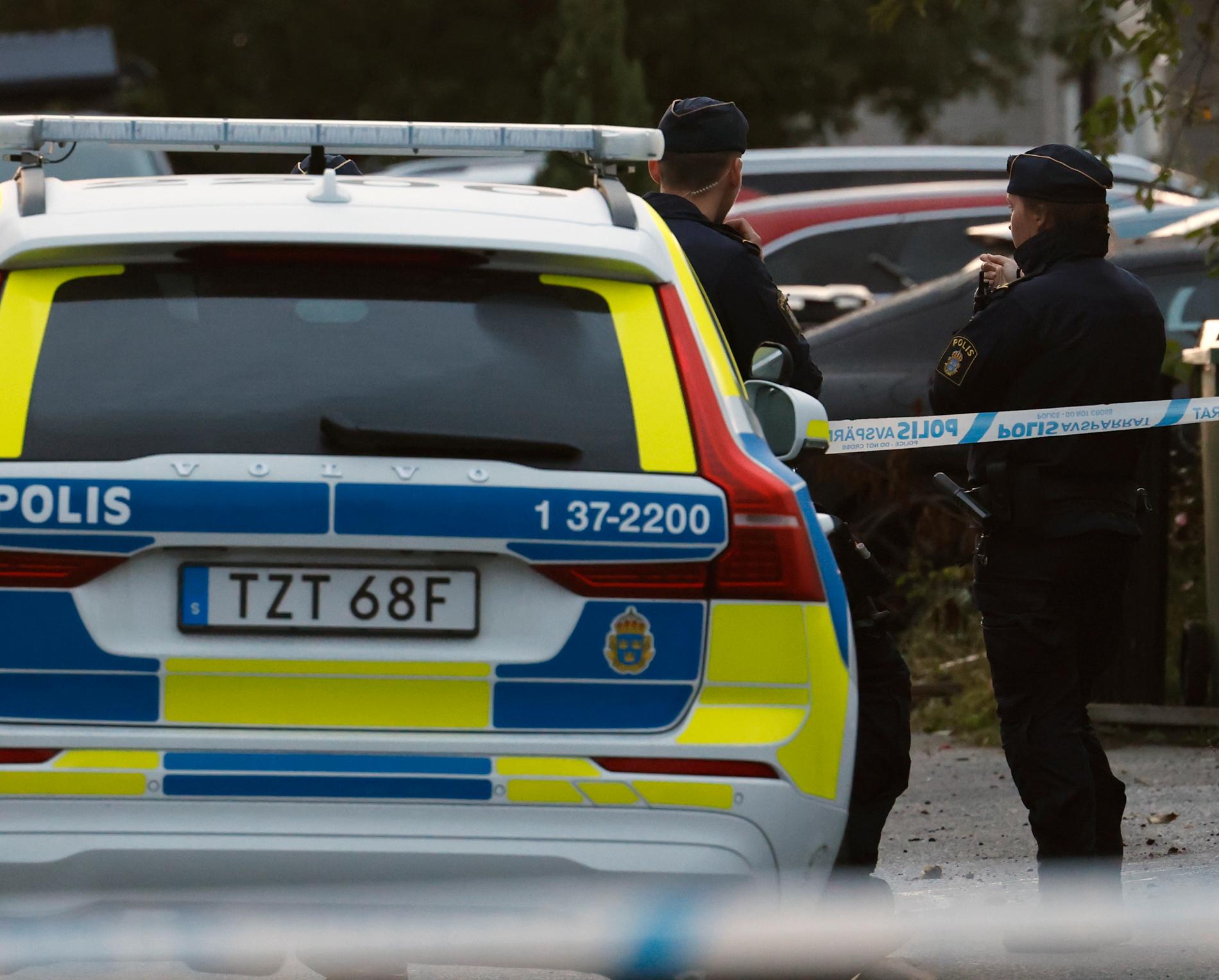 Polis på plats efter en av höstens alla våldsdåd i Stockholm.