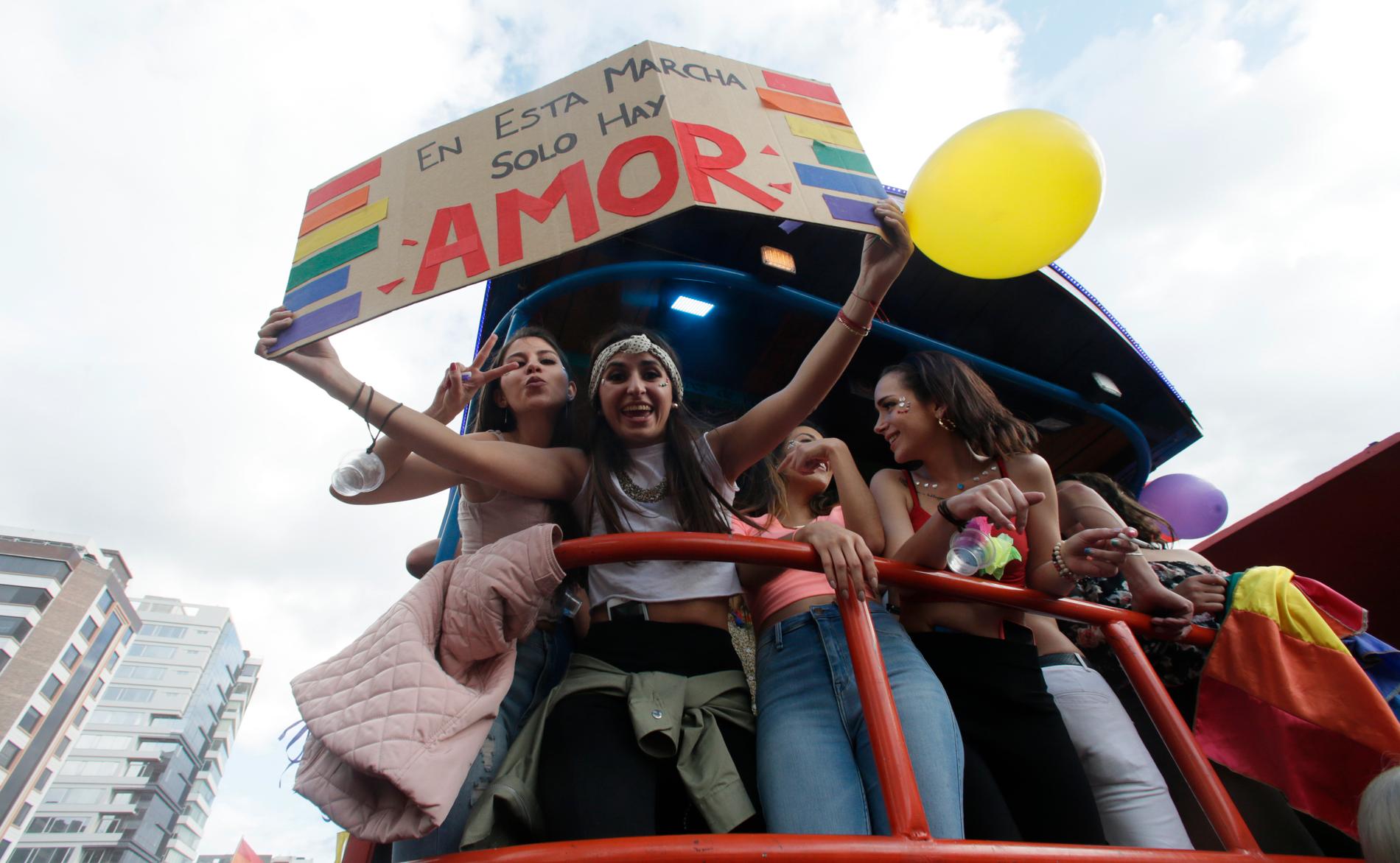 "I den här paraden finns bara kärlek", står det på skylten i Quito.
