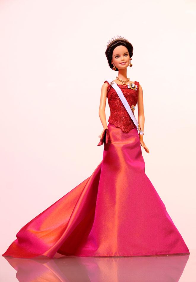 Barbie-Vickan En Barbiedocka till den svenska kronprinsessan Victorias ära avtäcktes i dag vid öppnandet av världens största leksaksmässa i Nürnberg i Tyskland. Kronprinsessan kommer därmed att ingå i ett utvalt sällskap av förebilder som beslutsfattarna bakom varumärket Barbie har valt att hedra med en alldeles egen Barbiedocka.
