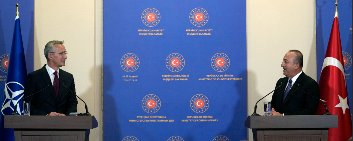 Generalsekreterare Stoltenberg och Turkiets utrikesminister Mevlut Cavusoglu under en presskonferens i Istanbul i torsdags.