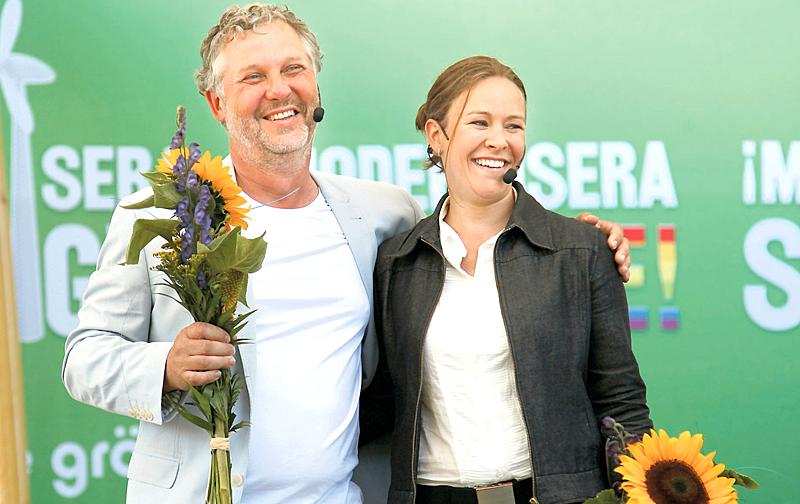 Peter Eriksson och Maria Wetterstrand har skäl att vara glada.
