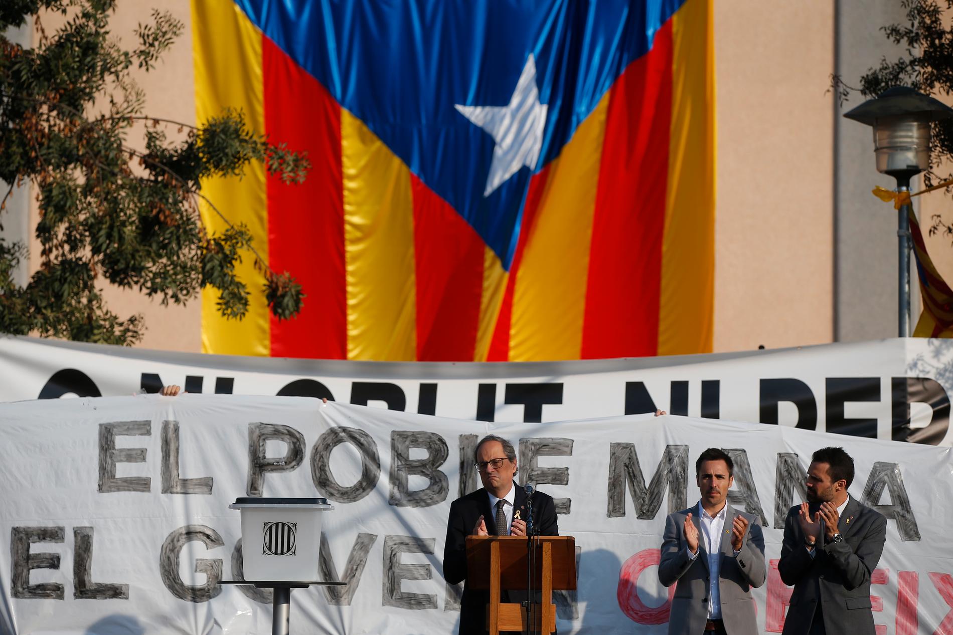 Kataloniens regionpresident Quim Torra, i mitten, håller tal under en manifestation för självständighet i Sant Julià de Ramis i norra Katalonien på måndagen.