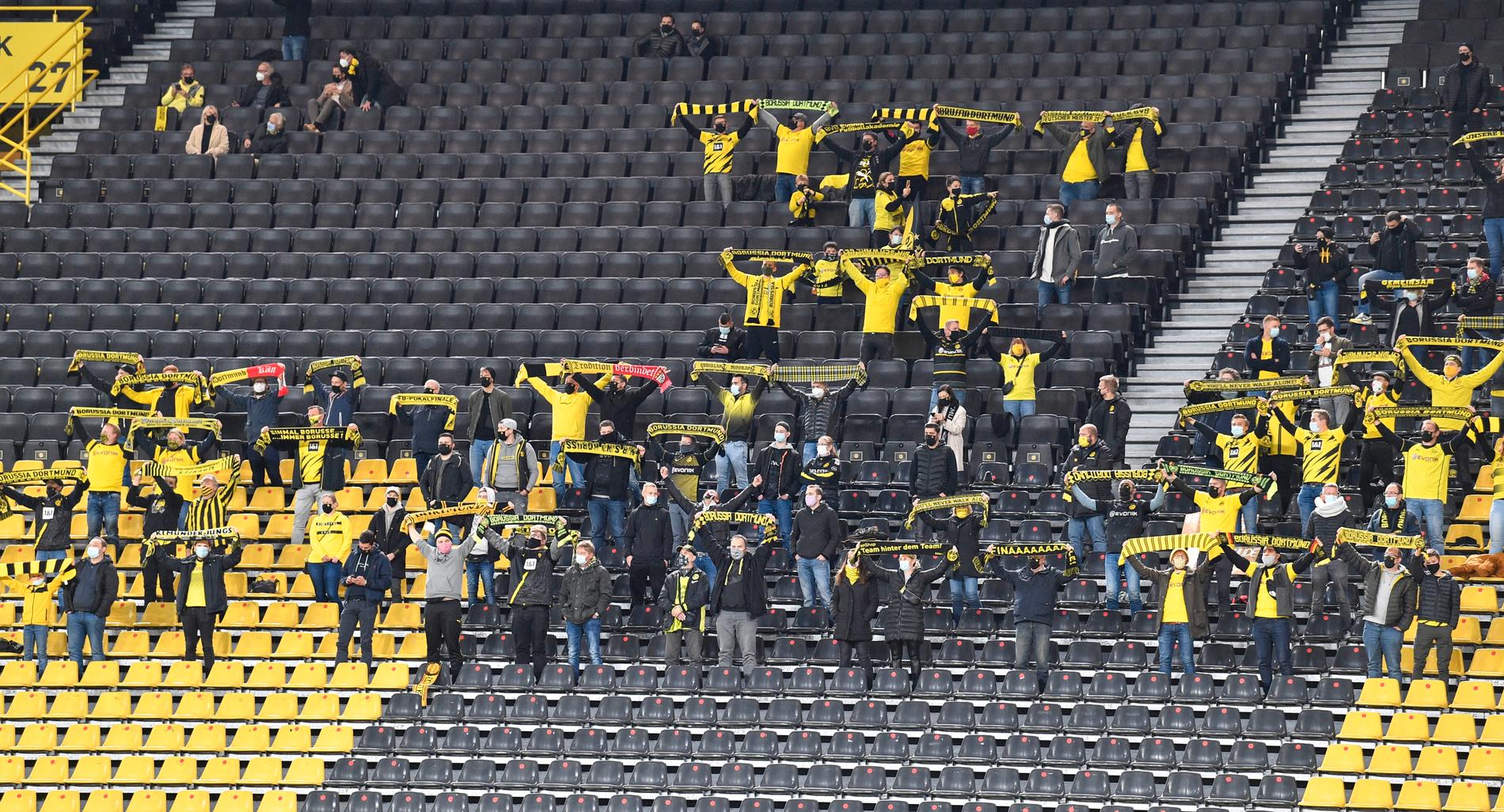 Borussias Dortmunds supportrar under Bundesligamatchen hemma mot Schalke i lördags.
