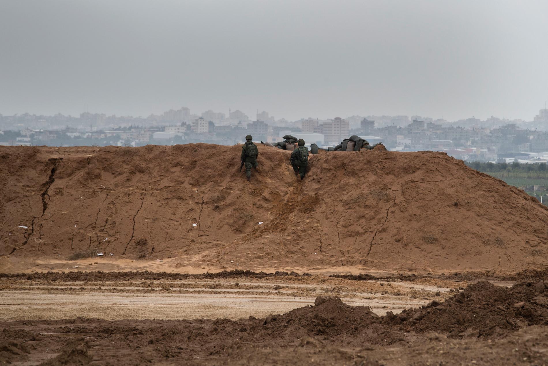 Israeliska soldater sköt ihjäl en man vid Gazastängslet, varpå raketer avfyrades mot israeliskt territorium. Arkivbild på soldater stationerade vid stängslet, tagen i ett annat sammanhang.