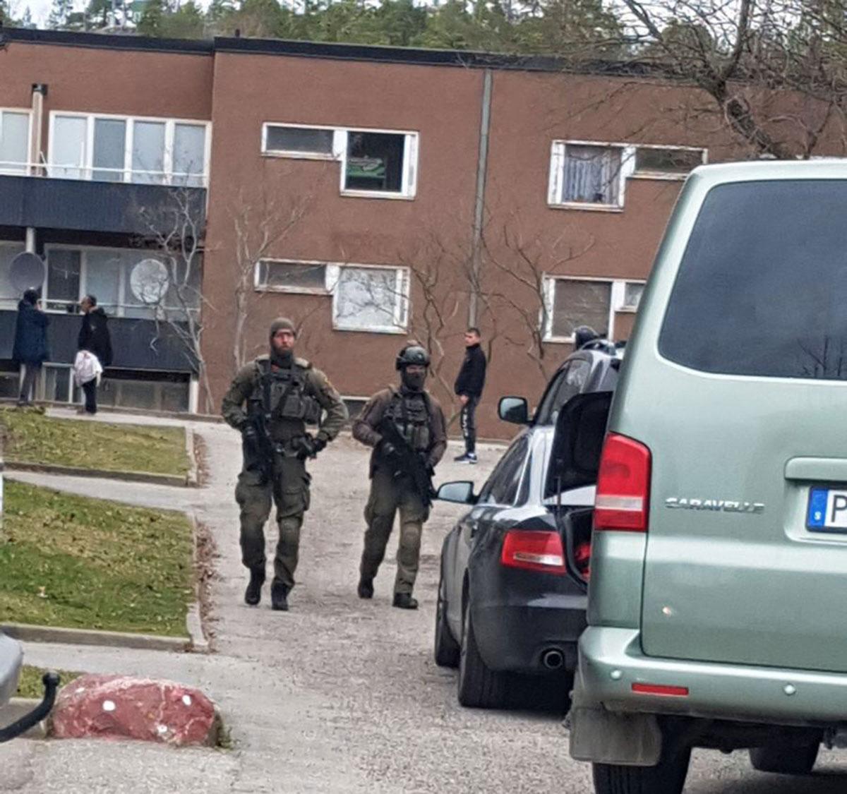 Polis vid tillslaget i Vårberg.