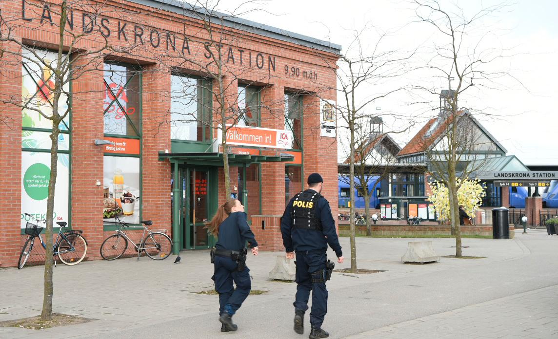Flickan  påträffades vid tågstationen i Landskrona. 