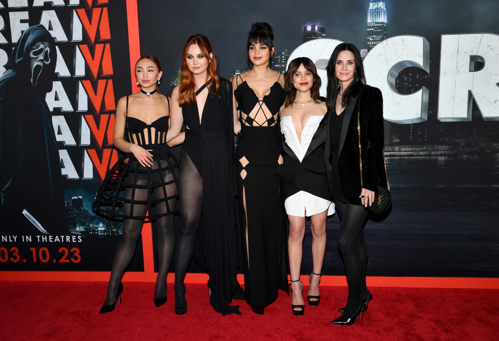 Skådespelarna Devyn Nekoda, Liana Liberato, Melissa Barrera, Jenna Ortega och Courteney Cox på filmens världspremiär i måndags.