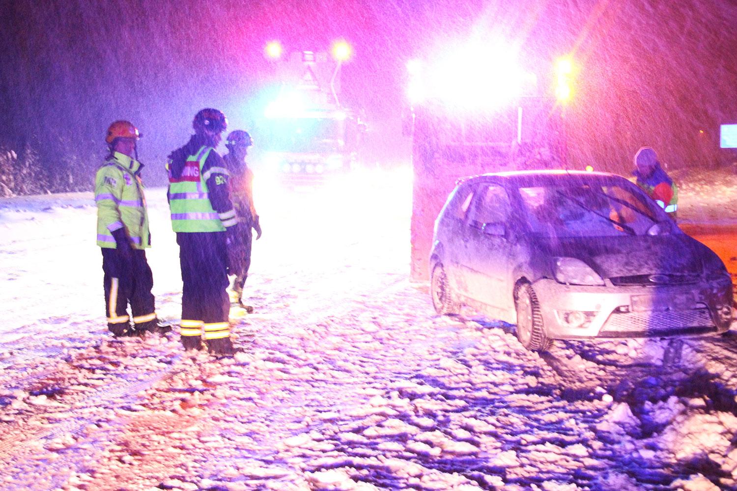 Olycka på väg 291 i Norra Uppland på söndagskvällen. Kraftig blåst i kombination med ymnigt snöfall på platsen.