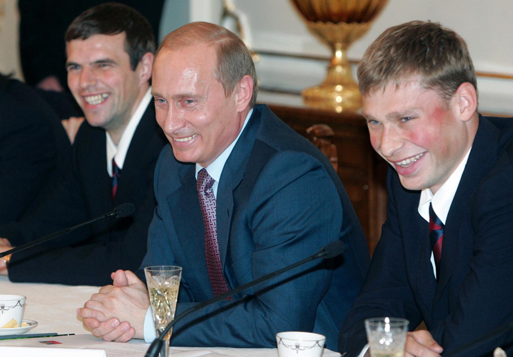 Veniamin Mandrykin (vänster) tillsammans med ryske presidenten Vladimir Putin och Alexej Berezoutskij 2005.