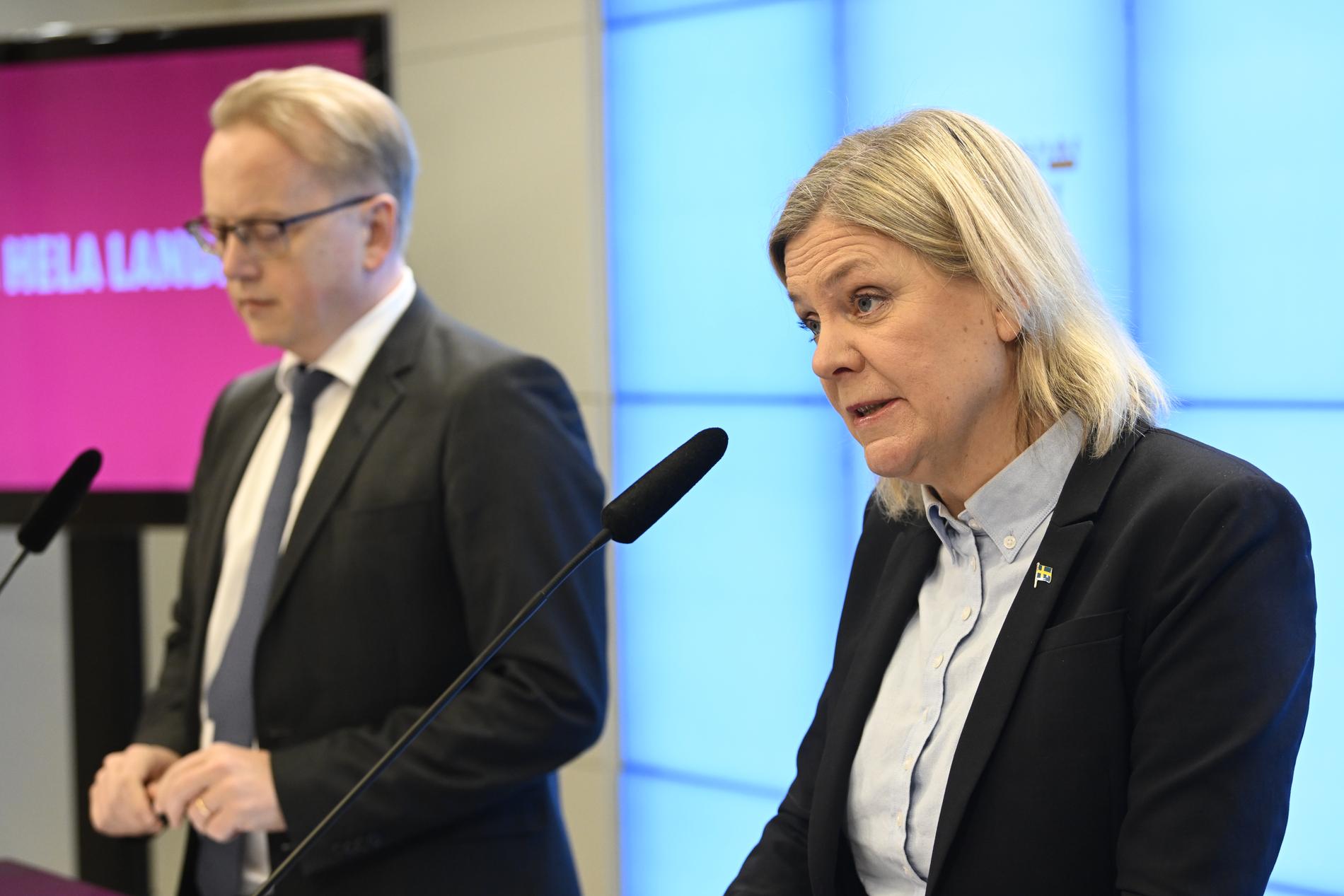 Socialdemokraternas partiledare Magdalena Andersson (S) och gruppledare i näringsutskottet Fredrik Olovsson (S) presenterar åtgärder mot höga elpriser.
