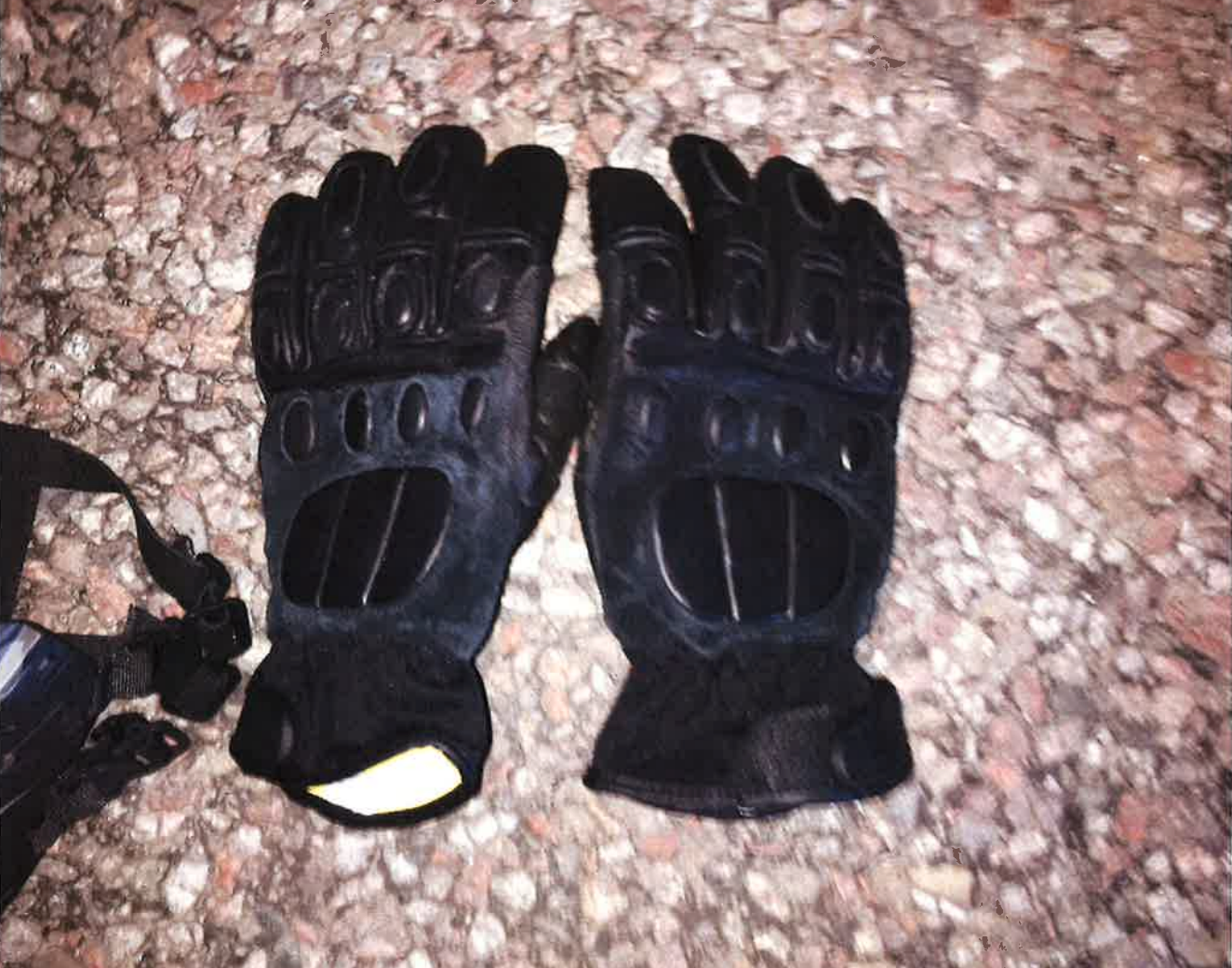 Ytterligare ett par handskar hittades i en påse.