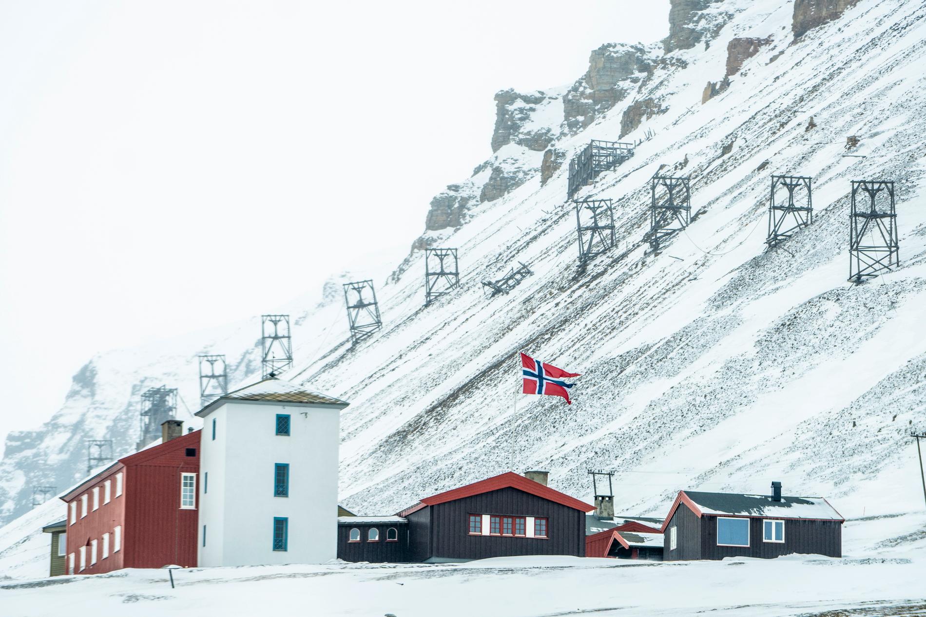 Aslak Nore har besökt ögruppen i Arktis. Känd för norrsken och isbjörnar har Svalbard blivit geopolitiskt högintressant.
