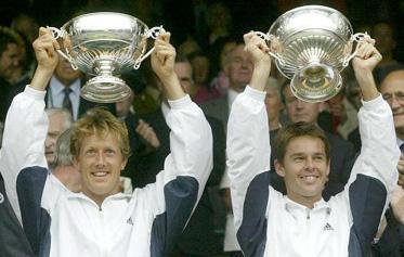 Jonas Björkman och Todd Woodbridge lyfter segerpokalerna. Det var Björkmans första dubbelseger i Wimbledon.  Inte många får uppleva en seger här , säger han.