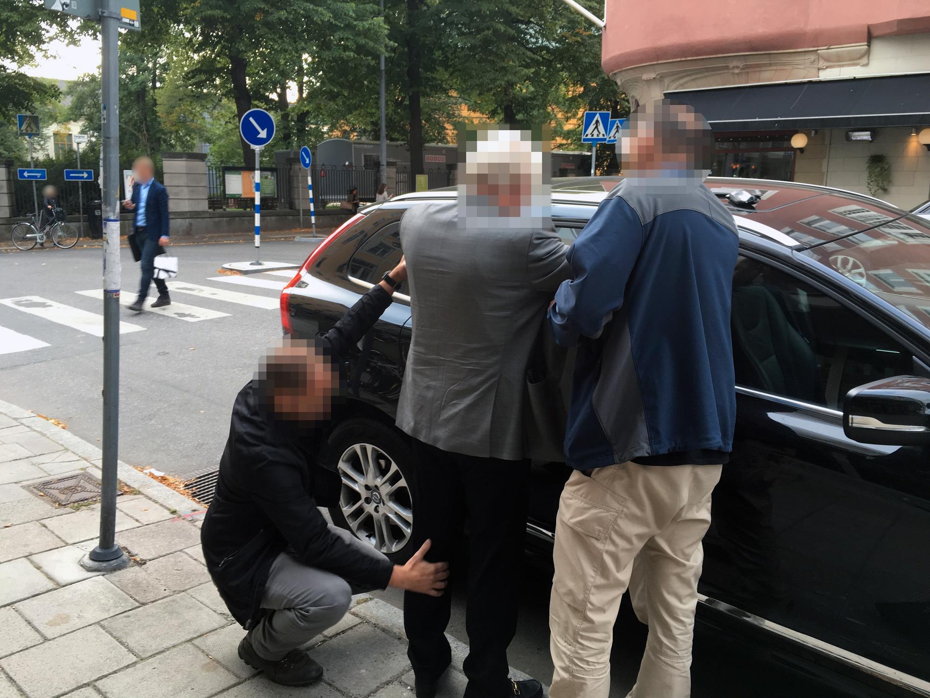 ”Stockholms gudfader” - en 74-årig man - greps av Fast-gruppen på Östermalm i Stockholm 2016. Han var skriven på Kungsholmen, men gömde sig i lägenheten på Östermalm. Han var dömd för bland annat grovt skattebrott och vapenbrott.