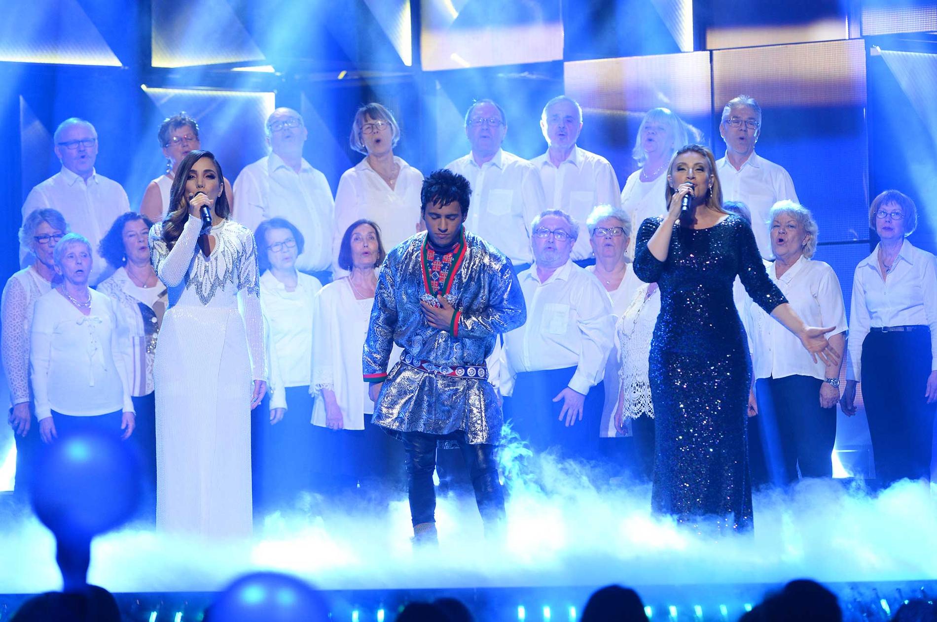 Gina Dirawi, Jon Henrik Fjällgren och Sarah Dawn Finer gjorde stor succé med ”Hela Sveriges sång”.